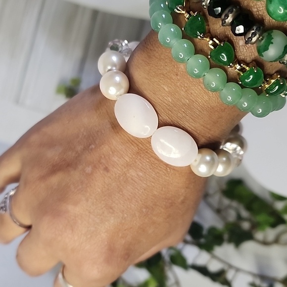 Handcrafted Glass Pearl and Facelet Crystal Beads with Pink Quart Bracelet - Picture 7 of 8